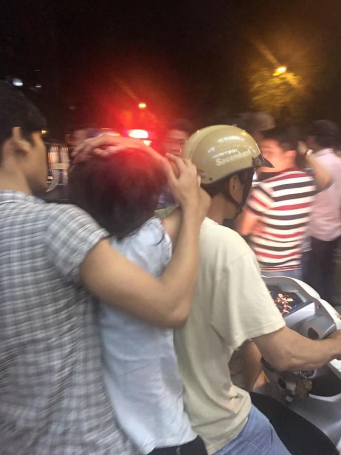 Ngay sau khi sự việc xảy ra, cô gái được người dân đưa tới bệnh viện.