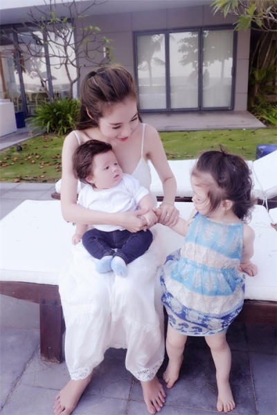 Elly Trần vui đùa cùng 2 con.