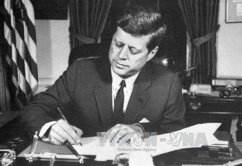 Tổng thống John F.Kennedy tại Nhà Trắng ở Thủ đô Washington, Mỹ ngày 24/10/1962. Ảnh: AFP/TTXVN