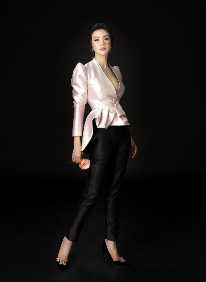 MC Thanh Mai diện mốt áo xẻ ngực gợi cảm, phối quần âu đen thanh lịch. Ở tuổi 42, chị vẫn giữ được vóc dáng thanh mảnh nhờ chế độ ăn uống, luyện tập hợp lý. Để hoàn thiện vẻ ngoài, người đẹp make up tông nude và tối giản trang sức đi kèm.