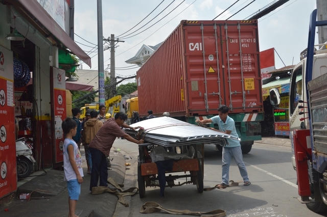 Hiện trường xe chở tôn cứa đứt cổ 1 người trên địa bàn TPHCM