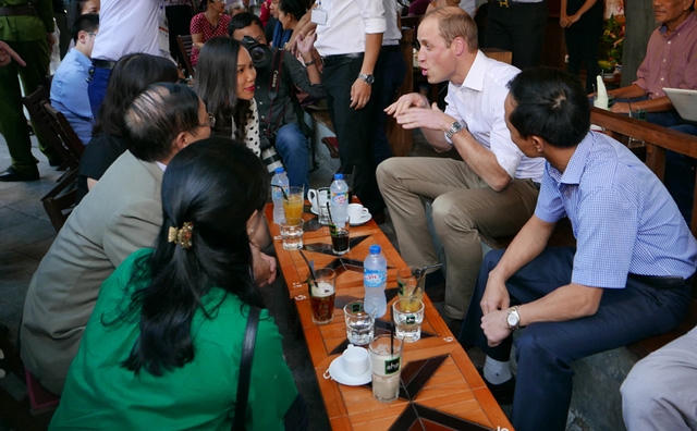 Trước đó, vào chiều 16/11, Hoàng tử William đã đi dạo phố cổ và ghé vào một quán cà phê vỉa hè để trò chuyện cùng người dân Việt Nam. (Ảnh: An Bình)