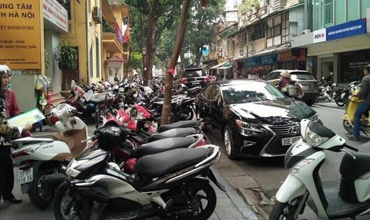 Hậu &ldquo;chiến dịch&rdquo; dẹp vỉa h&egrave;: Người d&acirc;n to&aacute;t mồ h&ocirc;i v&igrave; &ldquo;xế hộp&rdquo;