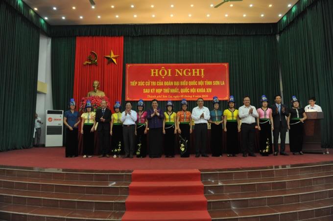 Bà Tòng Thị Phóng - Phó chủ tịch Quốc hội trao mũ tằng cẩu cho phụ nữ dân tộc thái tại Sơn La.