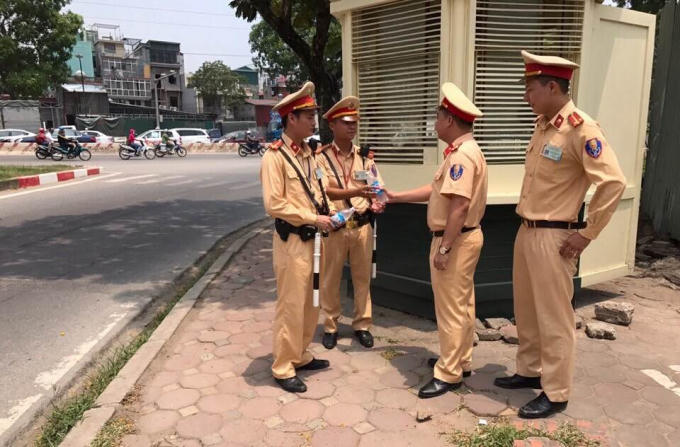 Lãnh đạo đội CSGT số 6 xuống đường tiếp nước hạ nhiệt cho các chiến sĩ trực chốt.
