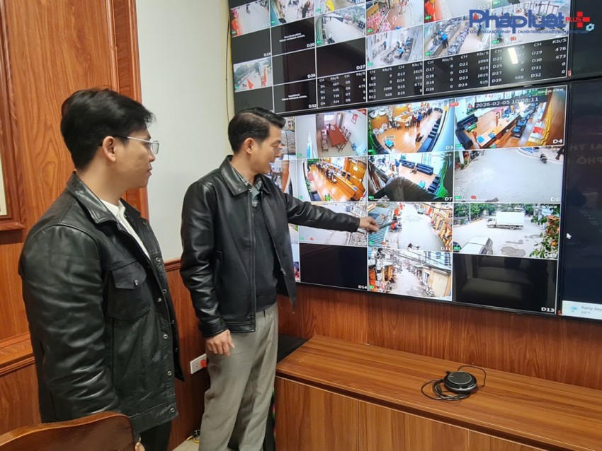 Ông Nguyễn Duy Đạt, Chánh văn phòng UBND xã Đại Thanh giới thiệu về cơ chế vận hành, điều khiển cũng như tiếp nhận và giám sát các thông tin được gửi về Trung tâm điều hành thông minh IOC.