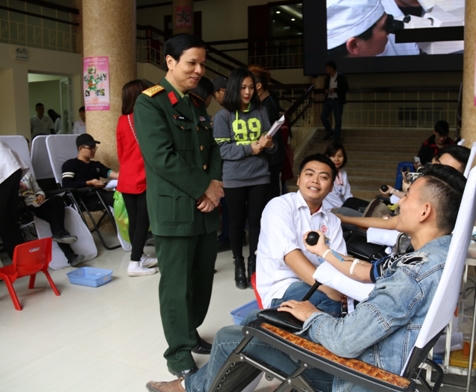 Đại tá Phan Văn Long đến tận tình hỏi thăm, động viên các sinh viên hiến máu