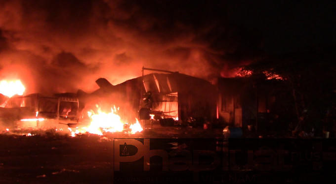 Khói lửa bao trùm vựa ve chai