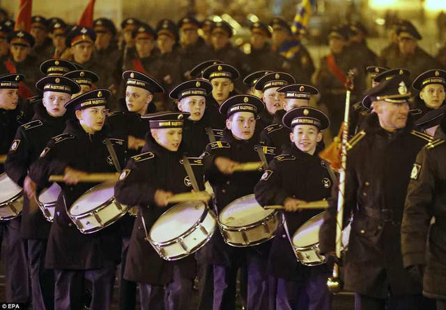 Những gương mặt trẻ trong đội quân nhạc diễu hành tại St. Petersburg (Ảnh: EPA)