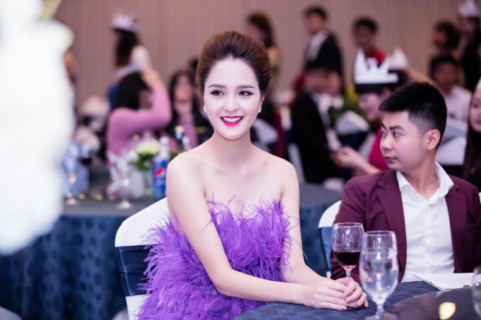 Cuối tuần qua, người đẹp làm khách mời trong sự kiện giao lưu "Doanh nhân tài sắc", diễn ra tại một khách sạn sang trọng ở Hà Nội.