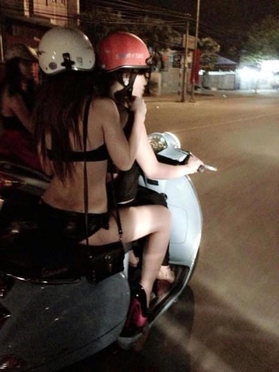 Hình ảnh môt cô gái diện nguyên cả bộ đồ lót ra đường khiến mọi người không khỏi "sốc" bởi sự táo bạo của cô. Ảnh: Internet.
