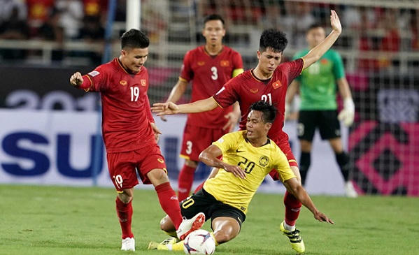Cầu thủ Malaysia nhiều lần chủ động vào bóng thô bạo đối với cầu thủ ĐT Việt Nam.