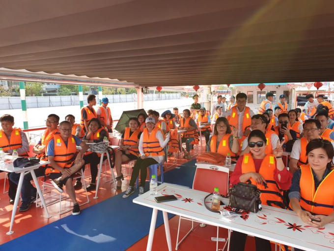 Các học viên thực tế trên sông Hàn