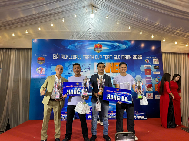 Cặp VĐV chụp ảnh kỉ niệm sau khi nhận cúp và giải thưởng.