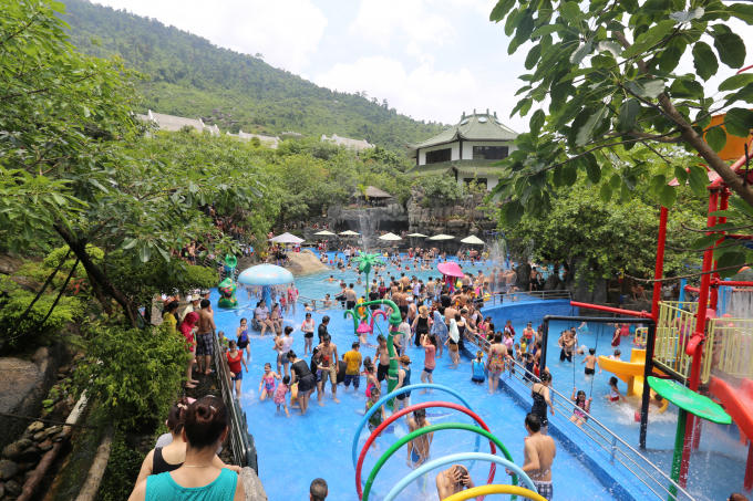 Thời tiết nắng n&oacute;ng, người d&acirc;n, du kh&aacute;ch lựa chọn nghỉ ngơi tại c&aacute;c khu vực c&ocirc;ng vi&ecirc;n&nbsp;nước, suối kho&aacute;ng n&oacute;ng...