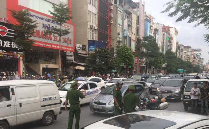 Vụ tai nạn khiến cho tuyến đường Xã Đàn ách tắc cục bộ.
