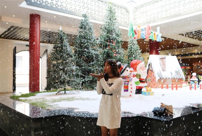 Chụp ảnh check in với xứ sở tuyết trắng như ở cực Bắc với ông già noel, người tuyết, cây thông và đặc biệt là những bông tuyết trắng tinh là trải nghiệm cực đã.