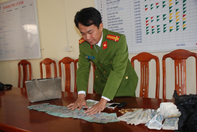 Cán bộ Công an huyện Việt Yên kiểm tra lại tài sản trước khi bàn giao cho đại diện gia đình bị mất trộm.