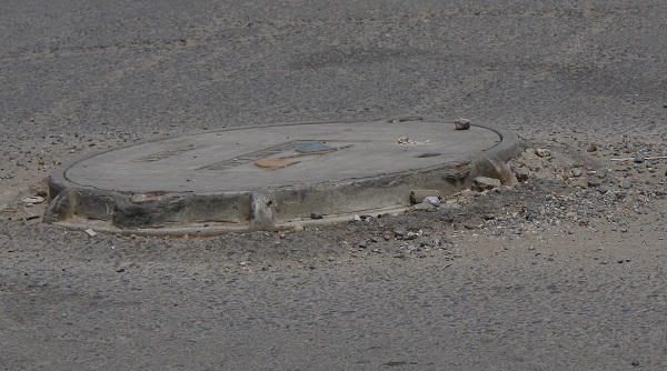 Những chiếc nắp cống nhô cao như thế này, nhiều phương tiện tham gia giao thông đi nhanh không phản xạ kịp rất có thể gây tai nạn giao thông.