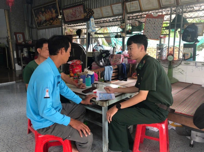 Cán bộ Đồn Biên phòng Thông Bình tuyên truyền, hướng dẫn người dân tìm hiểu thông tin về bầu cử đại biểu Quốc hội và đại biểu HĐND các cấp.