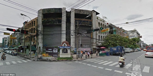 Sảnh ngoài của trung tâm thuơng mại lừng lẫy một thời.