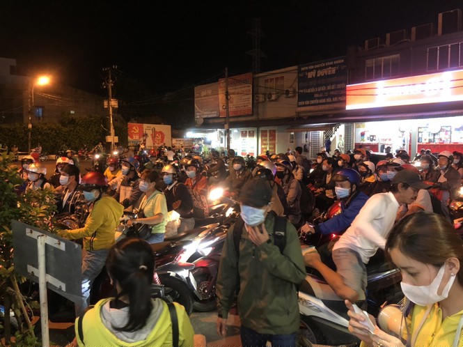 Nghìn nghịt người chen chân mua vé về quê trong đêm cuối năm - ảnh 3