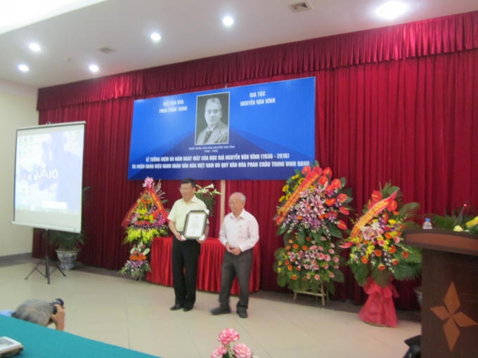 Nhà Văn Nguyên Ngọc trao chứng nhận Danh nhân văn hóa Việt Nam thời hội nhập.