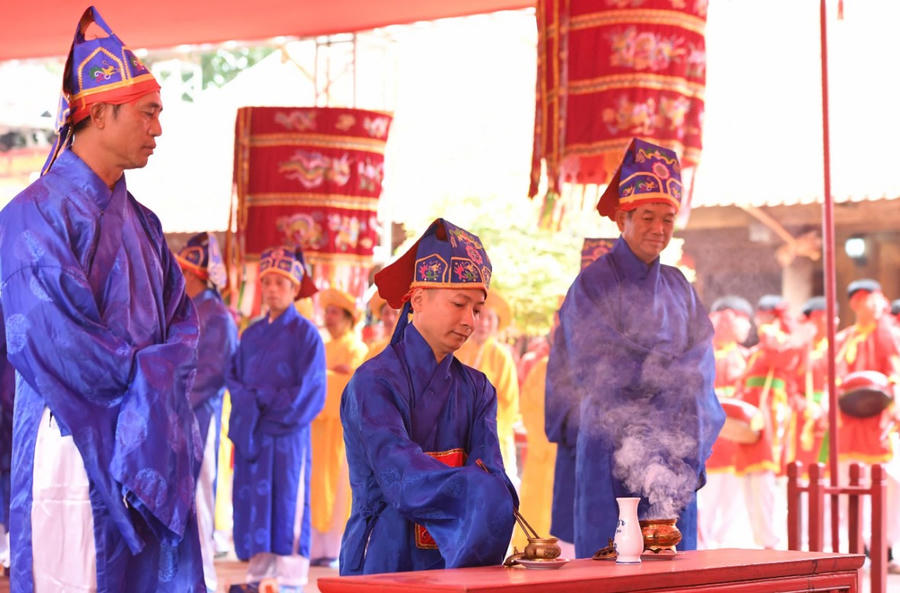 Theo sử liệu, lễ hội làng Chử Xá gắn với tục thờ Đức Thánh Chử được tổ chức lần đầu tiên vào năm 1466 dưới triều vua Lê Thánh Tông.