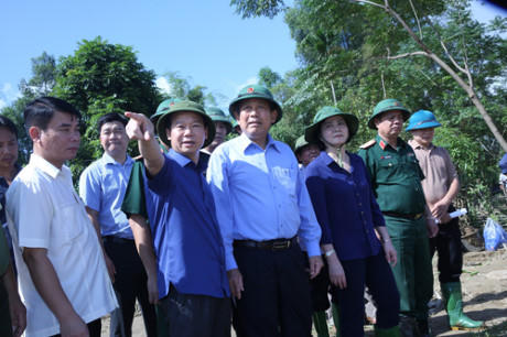Chủ tịch UBND tỉnh Yên Bái Đỗ Đức Duy báo cáo khái quát tình hình với Phó Thủ tướng. Ảnh: VGP/Lê Sơn