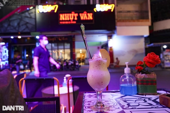 Kế bên quán bar anh Phong là một quán bar bán sinh tố, nước ép trái cây. Chị Tuyết Vân, nhân viên của quán chia sẻ, quán nghĩ ra việc bán sinh tố, nước ép là để mọi người có việc làm cho đỡ buồn.