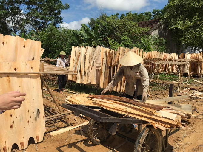 Sản phẩm được phơi tràn làn.