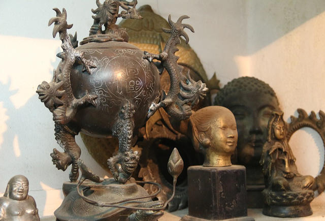 Chiếc lư hương cổ bằng đồng. Theo nghệ nhân Khang, đây là chiếc lư hương có một không hai ở Việt Nam mà ông phải mất nhiều thời gian, công sức cũng như tiền bạc mới có được.