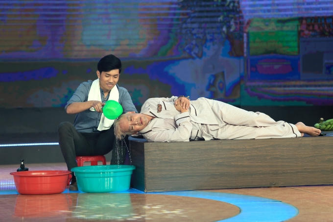 NSND Hồng V&acirc;n, NSƯT Đức Hải rớt nước mắt khi xem học tr&ograve; Minh Nh&iacute; diễn