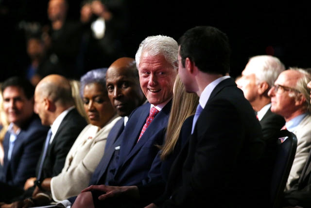 Về phía bà Clinton, ông Bill Clinton cũng có mặt dưới hàng ghế đầu để ủng hộ vợ. Hơn 20 năm trước, bà Clinton cũng đã ngồi tại hàng ghế này để ủng hộ chồng trong các cuộc đua vào Nhà Trắng.