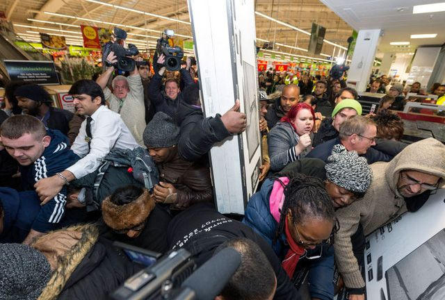 Người dân chen chúc để mua món đồ mong muốn.