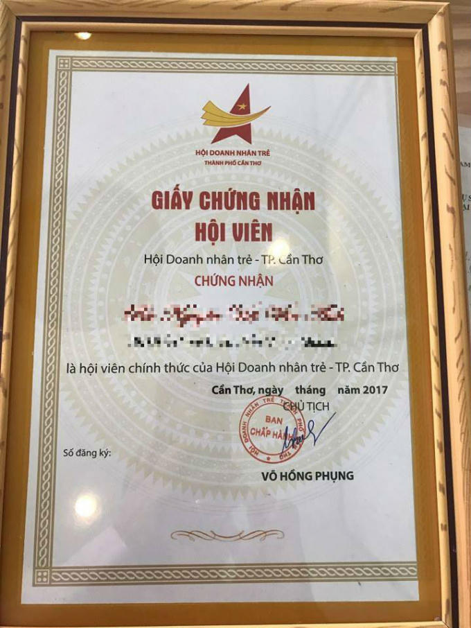 Giấy chứng nhận hội viên của Hội Doanh nhân trẻ TP Cần Thơ có chữ ký của ông Võ Hồng Phụng thể hiện sự bừa bãi. Những điều kiện sơ đẳng của một giấy chứng nhận cũng không đạt.