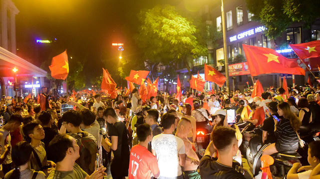 Dòng người hô vang HLV Park Hang Seo và Công Phượng và Anh Đức.