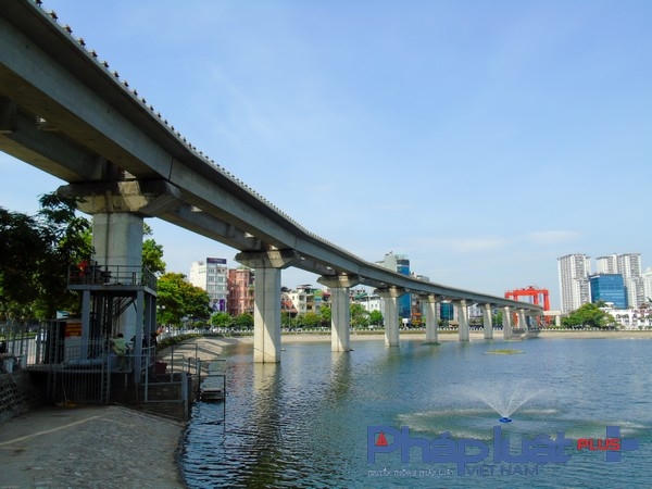 Đoạn đường sắt trên cao Cát Linh - Hà Đông đi qua Hồ Hoàng Cầu.