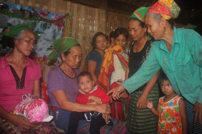 Cháu Moong Thị Tân Mão (được bế ở giữa) trong giây phút đoàn tụ với gia đình, sau khi bị bắt cóc bán sang Trung Quốc với giá 70 triệu đồng.
