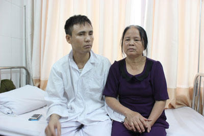 Bà Ngần coi anh Tiến (người nhận tim của con trai bà) như con đẻ của mình.