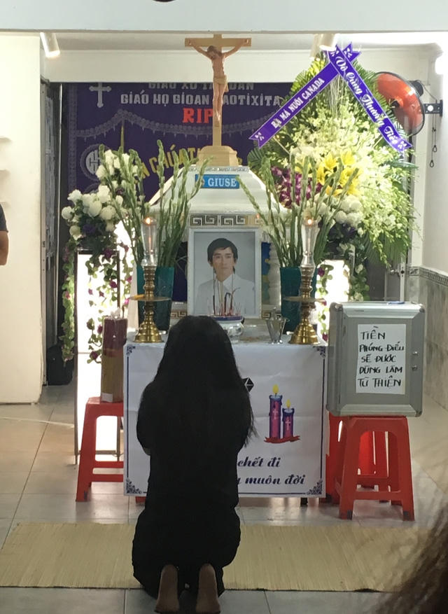 Nghệ sĩ Ngân Quỳnh, người cùng tham gia với ca sĩ Minh Thuận trong Gương mặt thân quen đã gần như ngã quỵ khi đứng trước linh cữu của anh.
