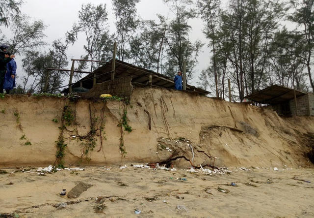 Sạt lở bờ biển nặng tại huyện Phú Lộc