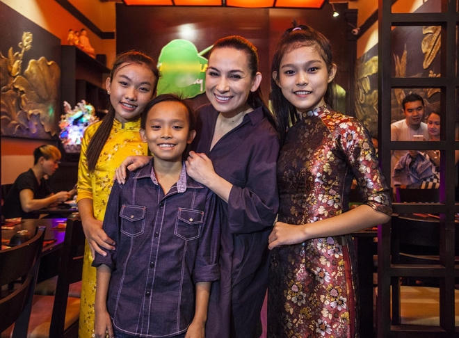 Trước mắt, Phi Nhung đang tập trung hỗ trợ, chỉ bảo thêm cho các con nuôi như: Thu Hiền, Thiên Ngân, Hồ Văn Cường... đang tham gia vào các cuộc thi ca hát, tài năng trên truyền hình.