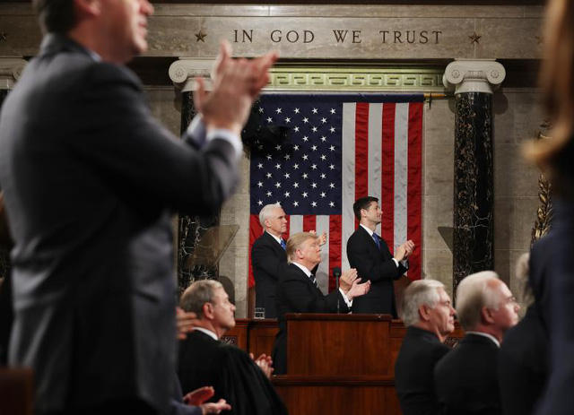 Tổng thống Trump và các thành viên nội các dành tràng pháo tay cho bà Carryn Owens, vợ của lính biệt kích William Ryan Owens thuộc lực lượng đặc nhiệm SEAL của Hải quân Mỹ - người đã thiệt mạng trong cuộc chiến chống khủng bố tại Yemen. Đây cũng là lần đầu tiên ông Trump phát biểu trước phiên họp chung của Quốc hội Mỹ hôm 28/2.