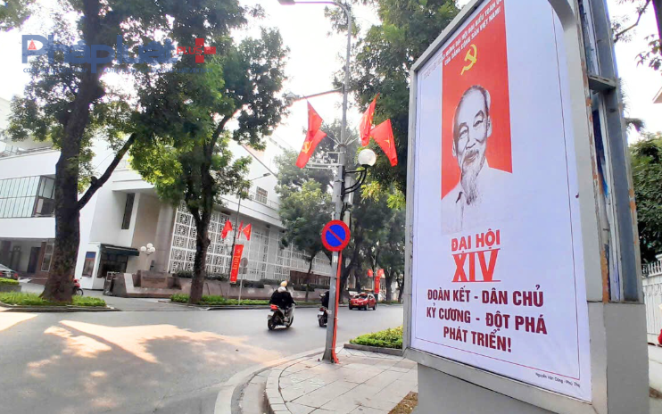 Thủ đô Hà Nội đang khoác lên mình diện mạo mới, rực rỡ, trang trọng với cờ, hoa, pano, áp phích được trang hoàng đồng loạt trên nhiều tuyến phố, quảng trường...