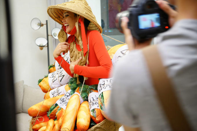 Ngỡ ng&agrave;ng khi Hoa hậu H'hen Ni&ecirc; diện trang phục c&oacute; cả rổ b&aacute;nh m&igrave;