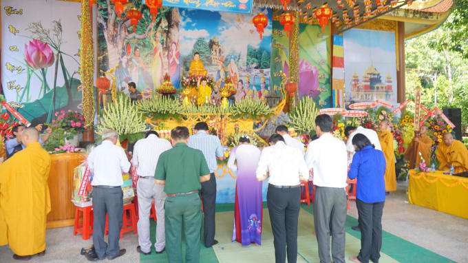 Các ban ngành dâng hương.