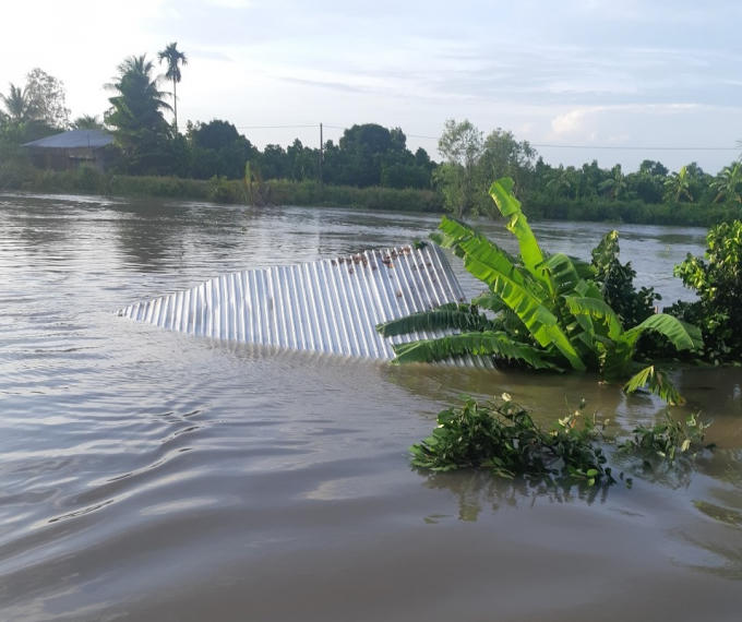 mot ngoi nha bi nuoc cuon troi