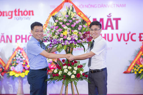 Phó cục trưởng Cục Báo chí Đặng Khắc Lợi tới dự và tặng hoa lễ ra mắt Văn phòng đại diện khu vực Đông Bắc báo NTNN/Dân Việt tháng 5.2017.