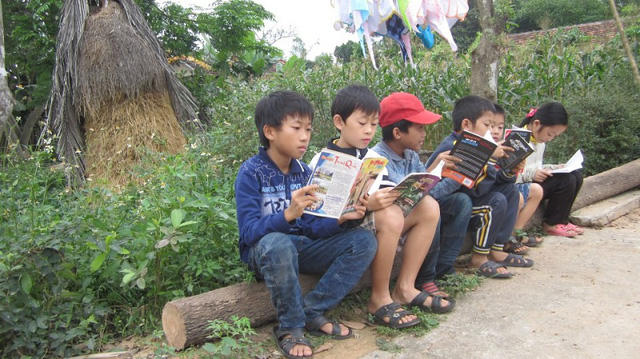 Những cô cậu học trò mải mê với những cuốn sách từ thư viện của người đàn ông tàn tật Mai Văn Khoa.